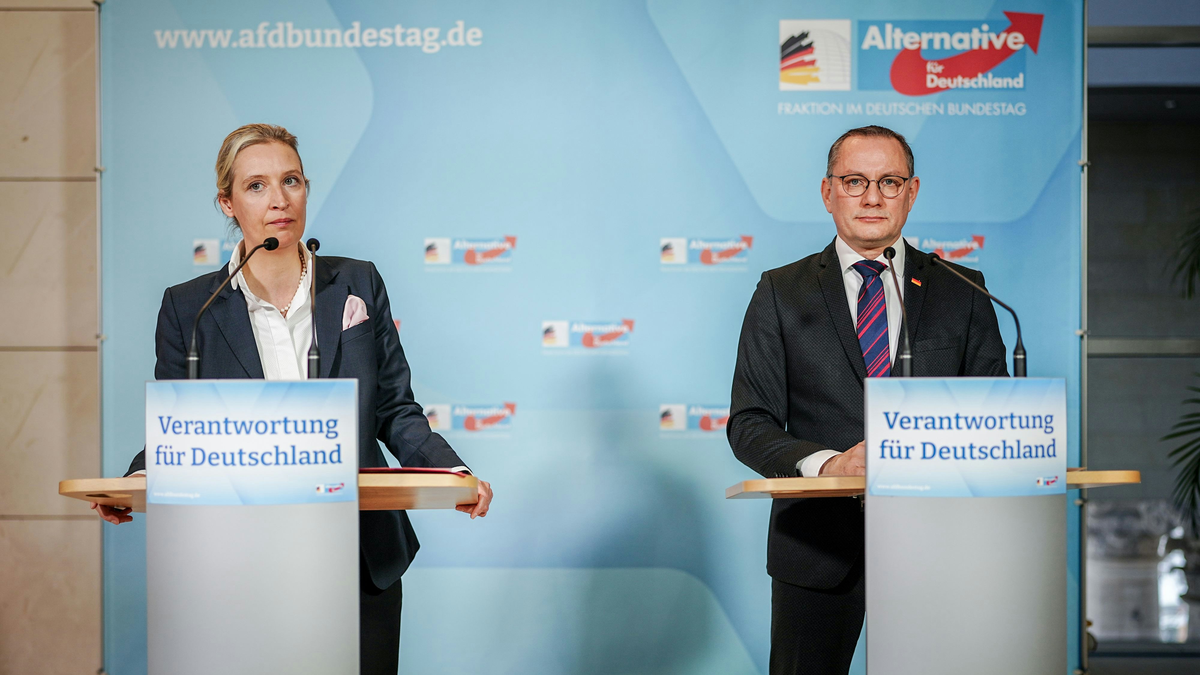 Auch die AfD-Fraktionsvorsitzenden Weidel und Chrupalla sollen Mitarbeiterinnen aus dem rechtsextremen Milieu beschäftigen.&nbsp;