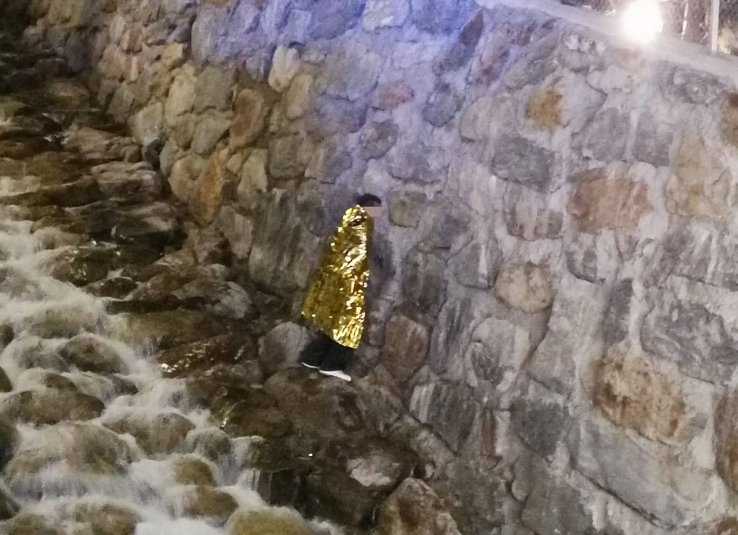 Der 20-Jährige war nach seinem Absturz im Bachbett des Rettenbachs gefangen.