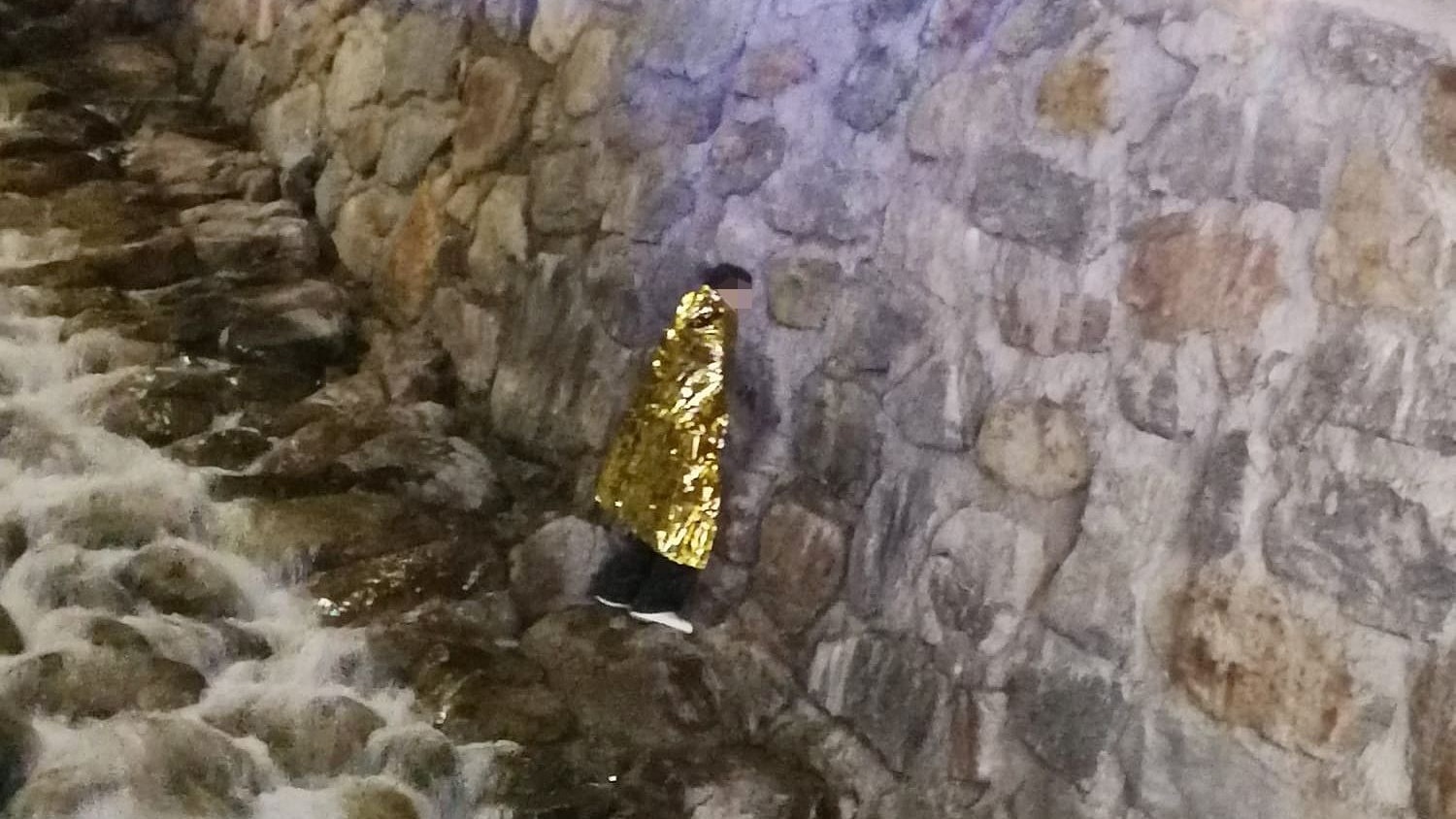 Ein Taxi-Gast (20) flüchte nach einem Streit um die Fahrtkosten, stürzte über einen Abhang in den Rettenbach in Sölden. Die Feuerwehr musste ihn retten. (12.03.2024)