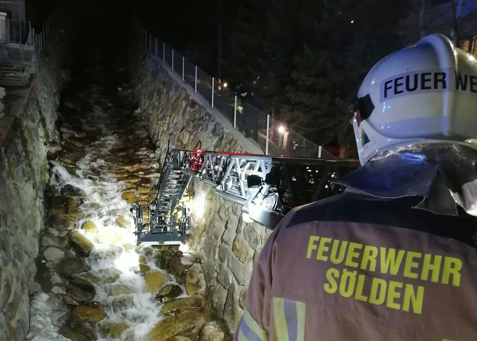 Ein Taxi-Gast (20) flüchte nach einem Streit um die Fahrtkosten, stürzte über einen Abhang in den Rettenbach in Sölden. Die Feuerwehr musste ihn retten. (12.03.2024)