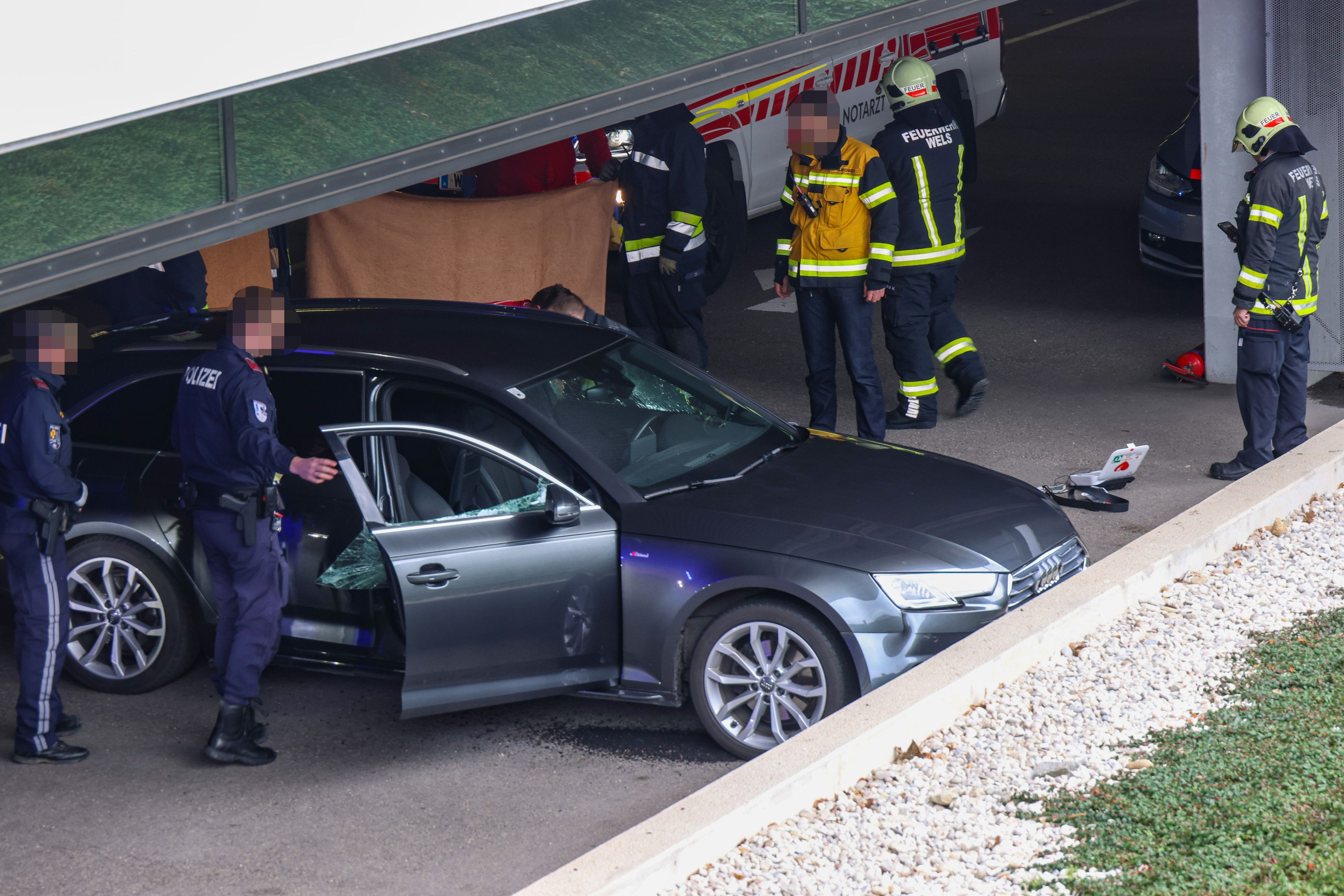 In einer Welser Garage verlor ein Lenker das Bewusstsein und baute einen Unfall. Ein Großeinsatz der Rettungskräfte war die Folge.