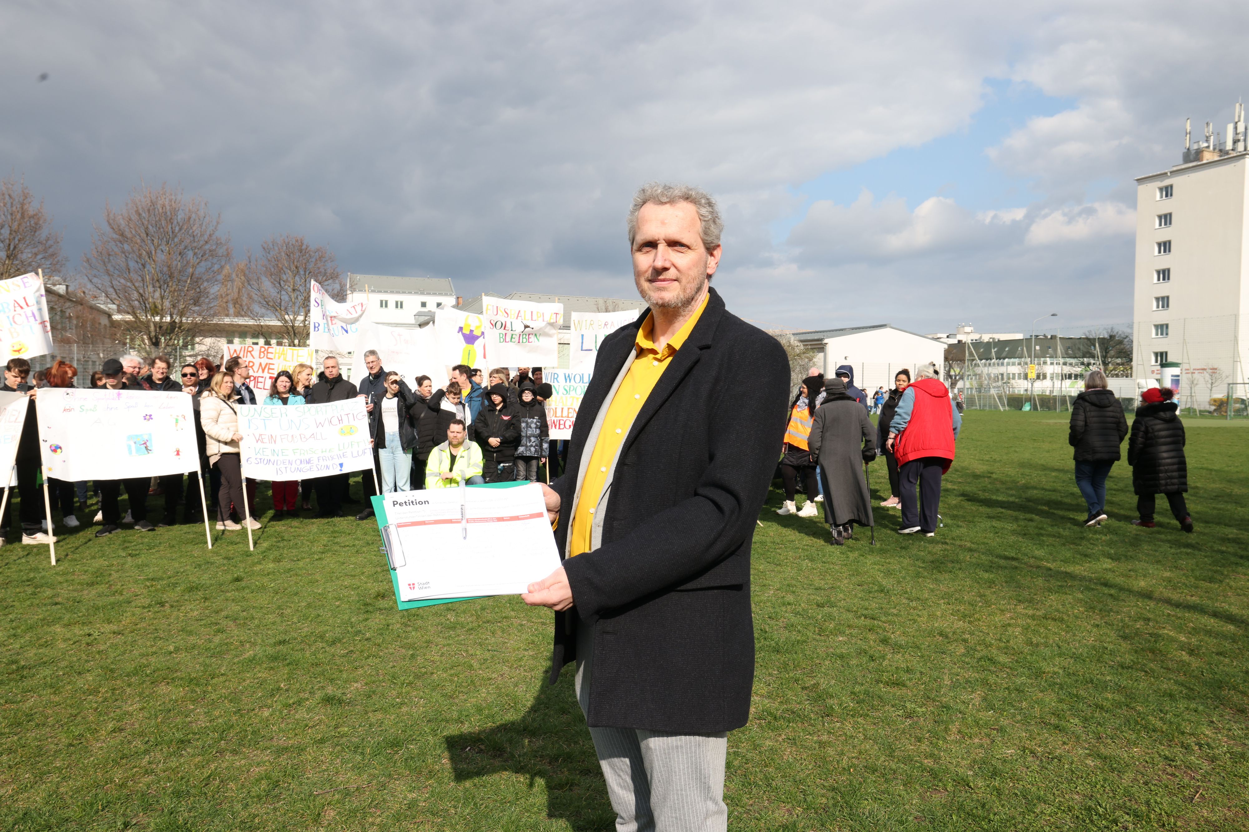 Der Direktor und die Elternvertreter der MS Kagran sammeln Unterschriften, um gegen die geplanten Containerklassen vorzugehen.