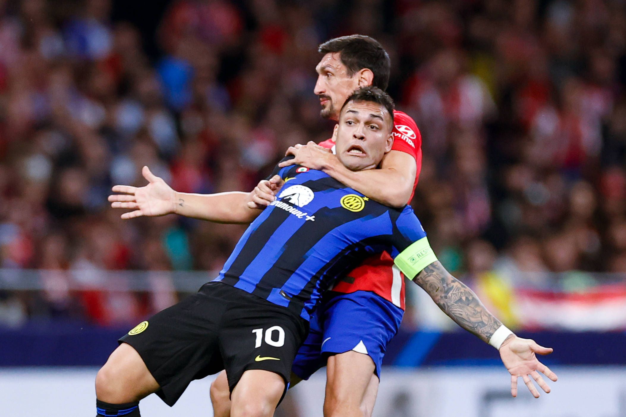 Harter Zweikampf zwischen Inter-Torjäger Lautaro Martinez und Stefan Savic.