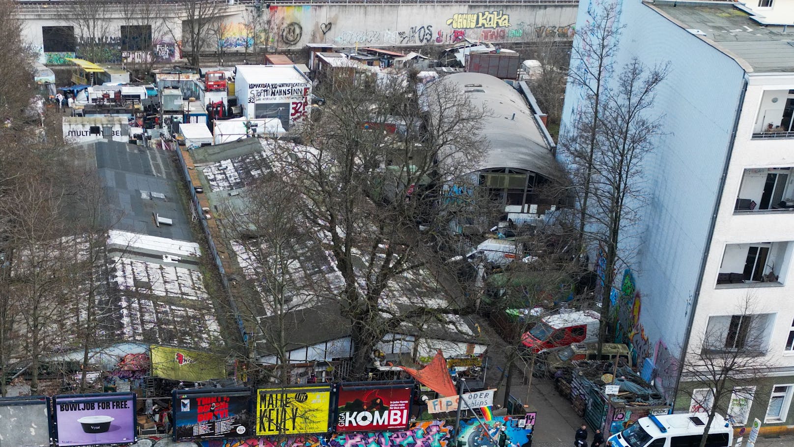 Auf diesem Bauwagenplatz mitten in Berlin soll der RAF-Terrorist gelebt haben. Sein Bauwagen mit gelben Dach ist oben links zu sehen.&nbsp;&nbsp;