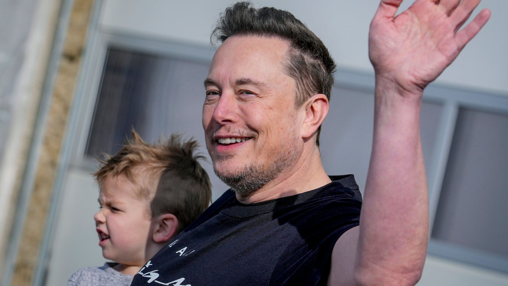 Überraschungsbesuch: Nach mehrtägigem Stillstand wegen eines Angriffs auf das Stromnetz besuchte Elon Musk die Berliner Tesla-Fabrik zum Neustart.