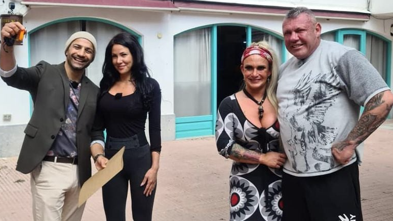 Beeker (Zweite von rechts) mit ihrem damaligen Partner (links daneben) und den Kult-Auswanderern Caro und Andreas Robens.