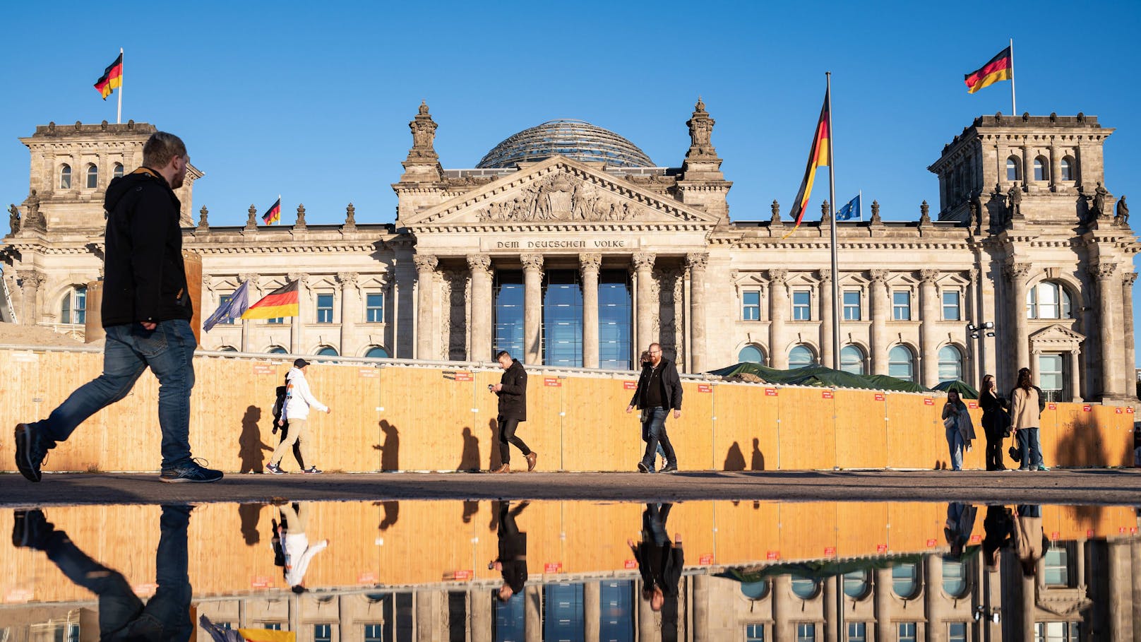Über 100 Rechtsextreme arbeiten im Bundestag