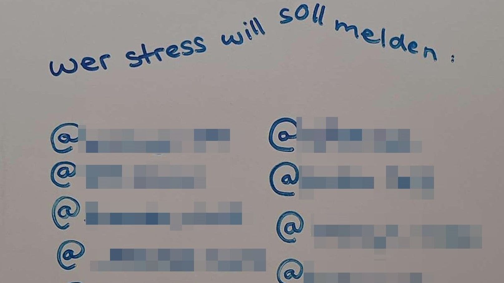 "Wer Stress will, soll melden", steht auf einer Klotüre.