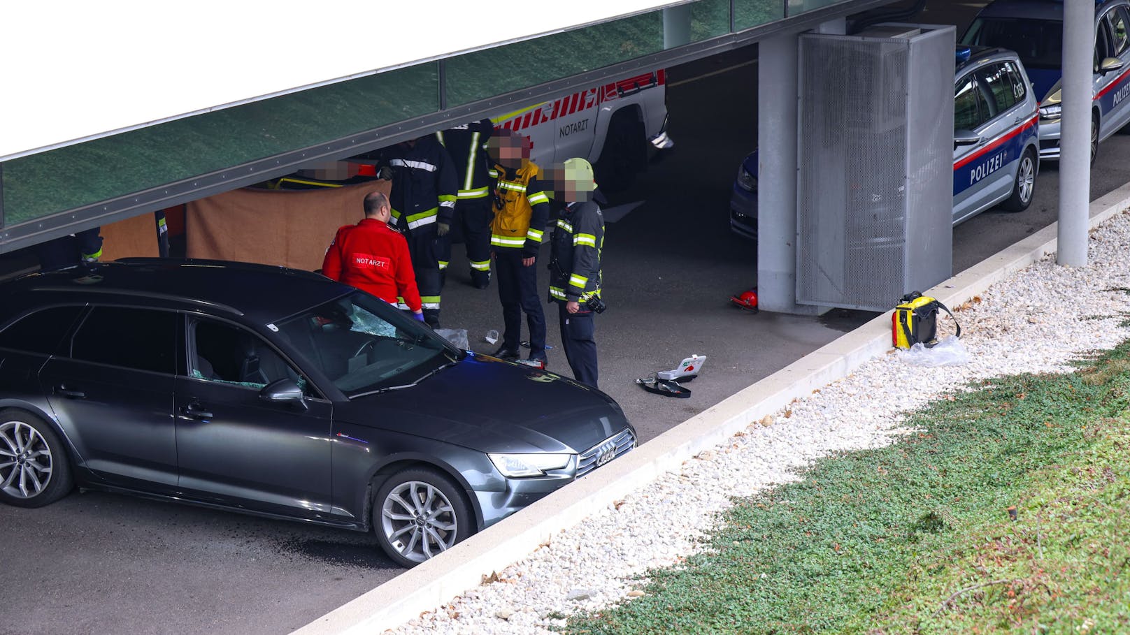 Sein Glück: Der Wagen krachte gegen eine Betonmauer.