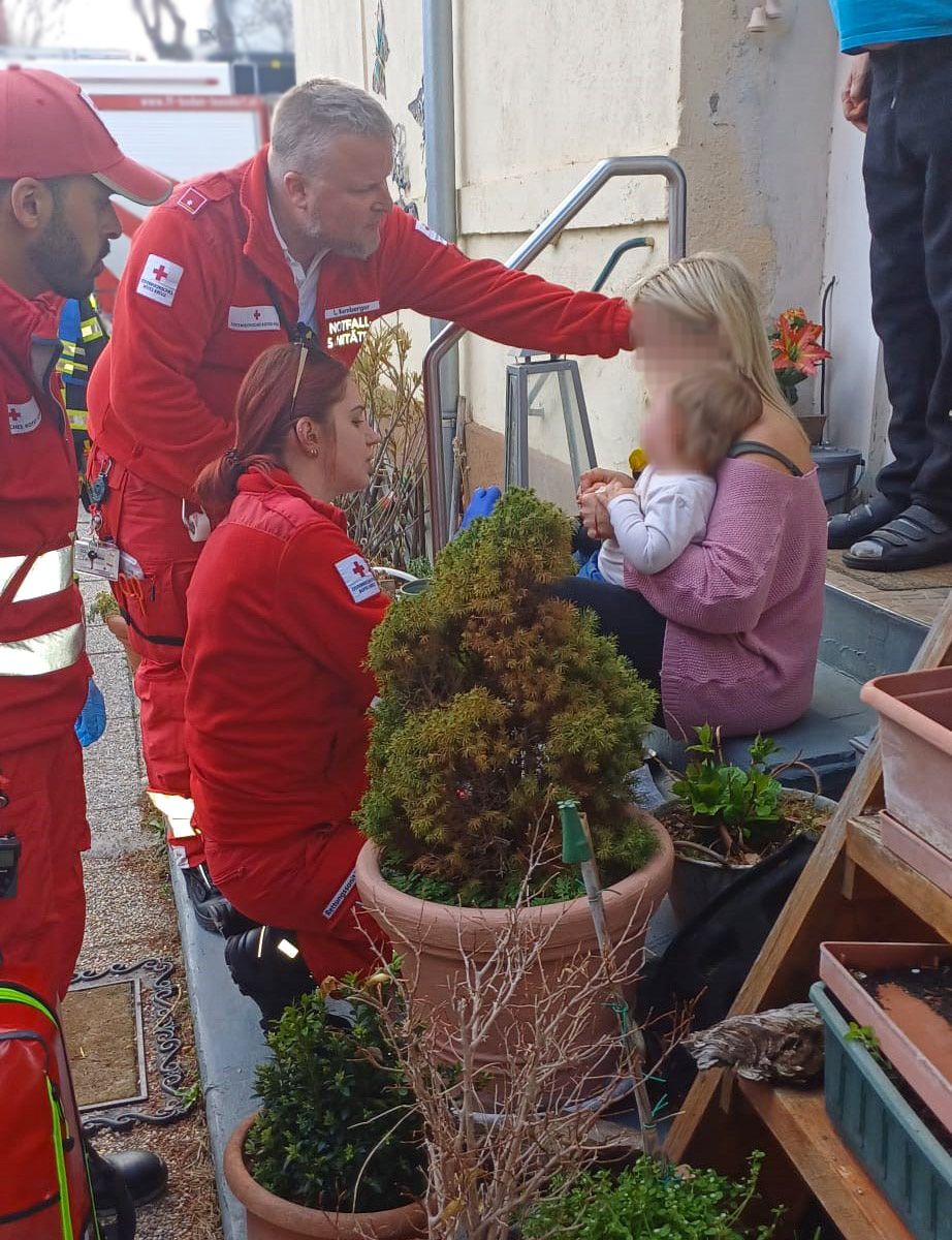 Feuerwehrgroßeinsatz in Baden. Ein Mädchen klemmte den Finger beim Geschirrspüler ein.
