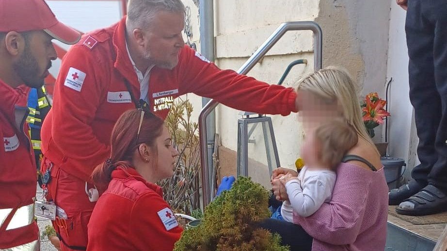 Bub im Geschirrspüler eingeklemmt, Feuerwehr rückt aus