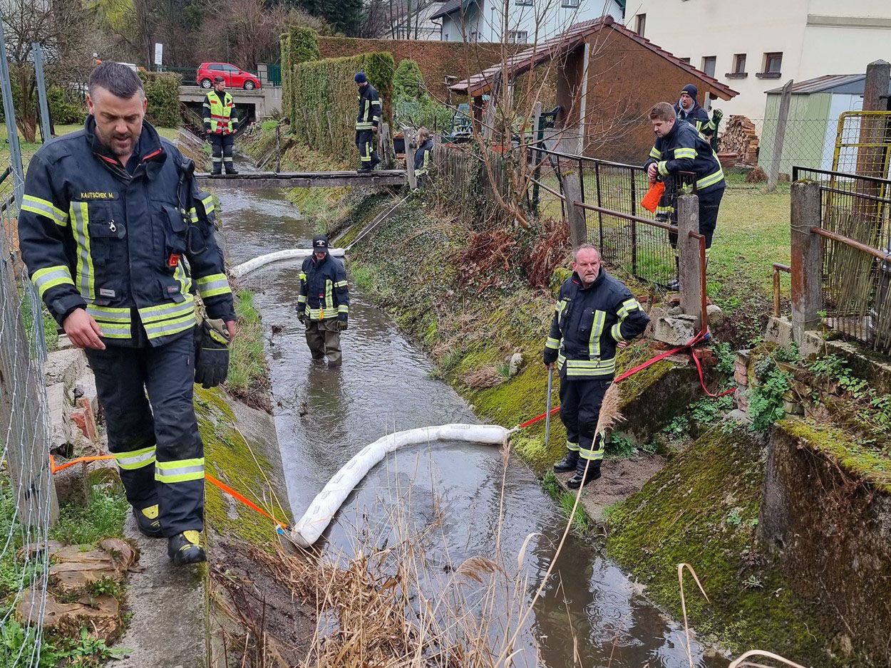 Umweltalarm im Triestingtal: Feuerwehr im Einsatz