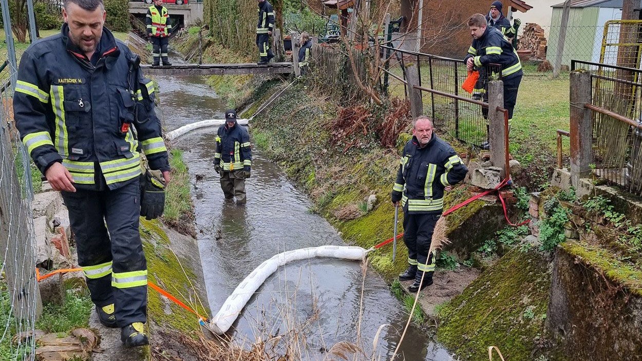 Umweltalarm im Triestingtal: Feuerwehr im Einsatz