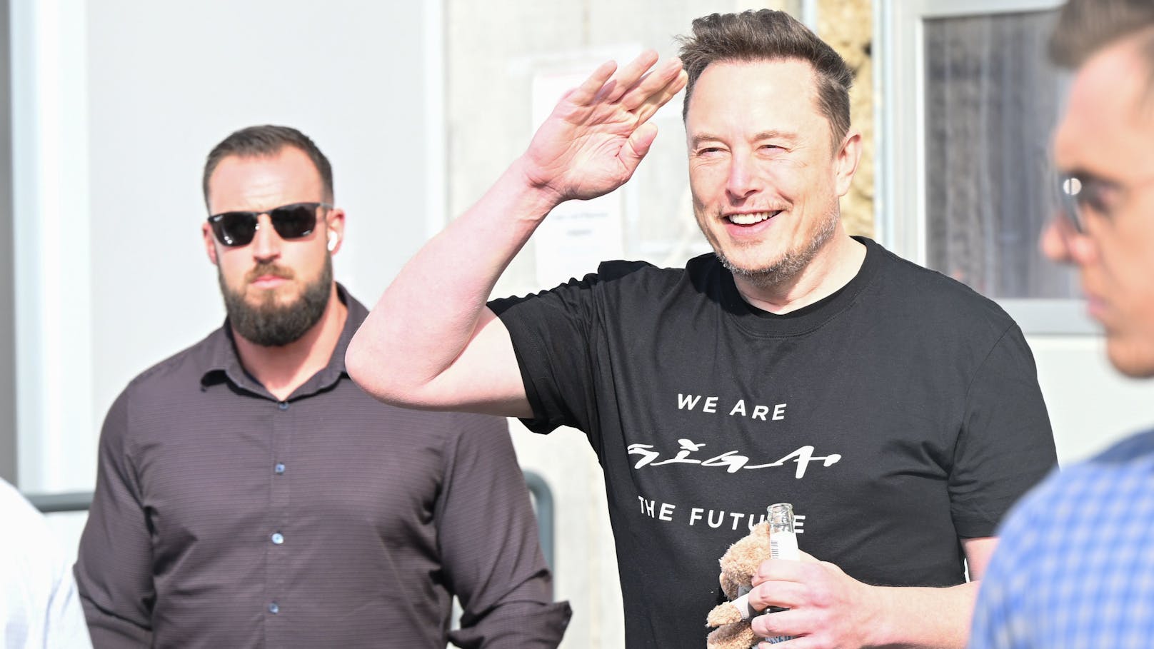 Überraschungsbesuch: Nach mehrtägigem Stillstand wegen eines Angriffs auf das Stromnetz besuchte Elon Musk die Berliner Tesla-Fabrik zum Neustart.