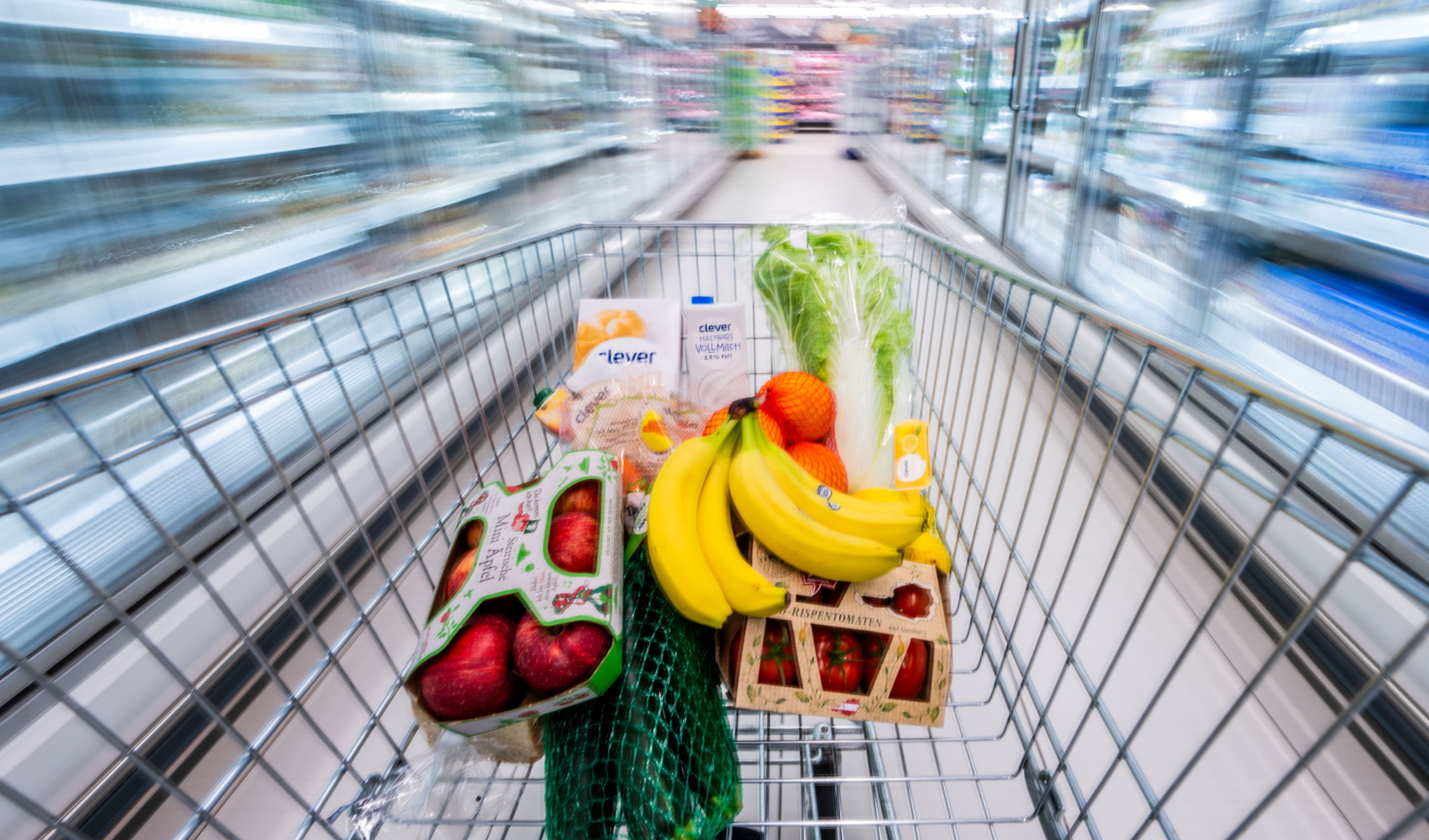 Die Inflation machte Einkaufen in einem Supermarkt deutlich teurer. Jetzt bremst sie sich wieder ein.