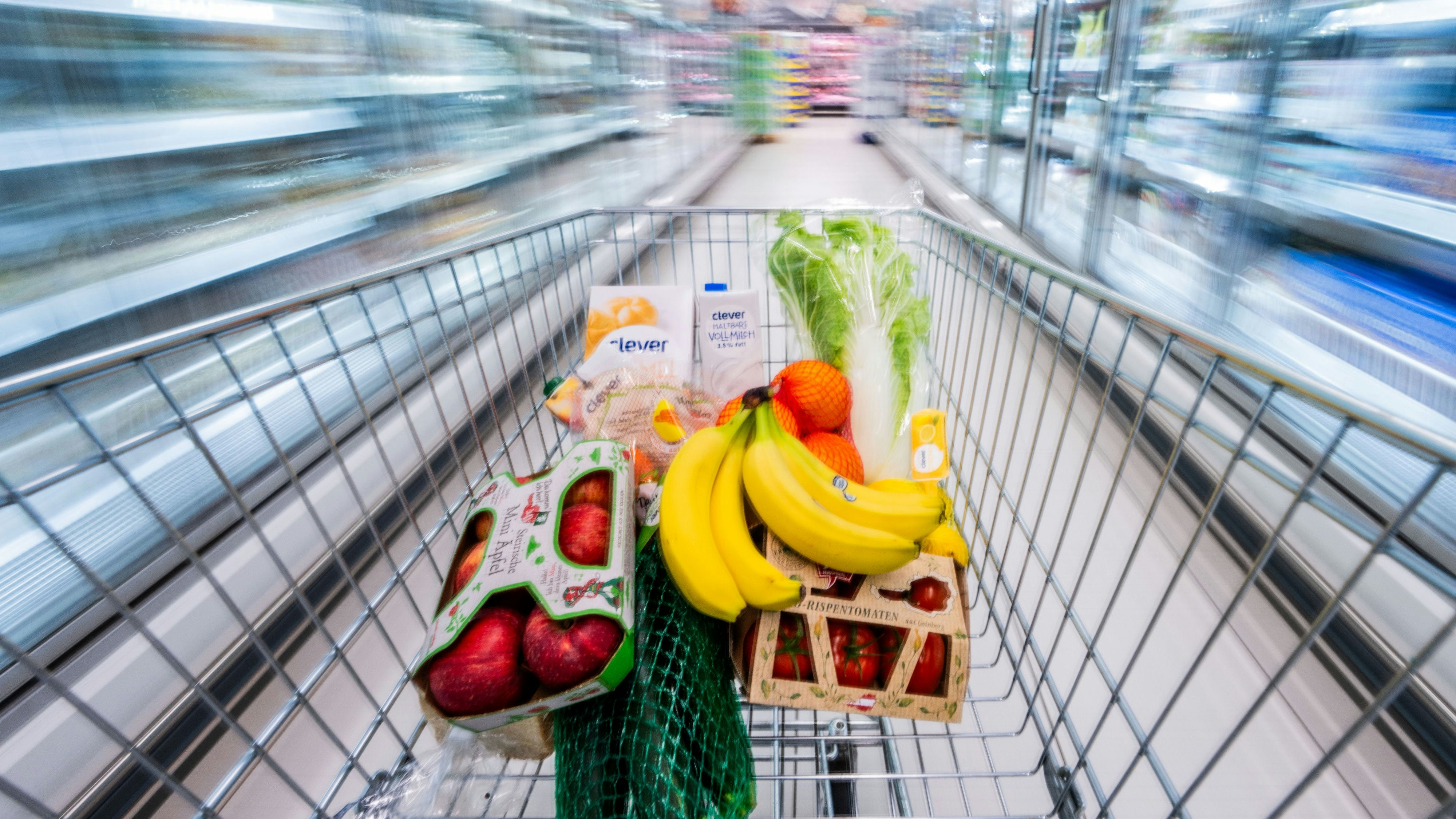 Die Inflation machte Einkaufen in einem Supermarkt deutlich teurer. Jetzt bremst sie sich wieder ein.
