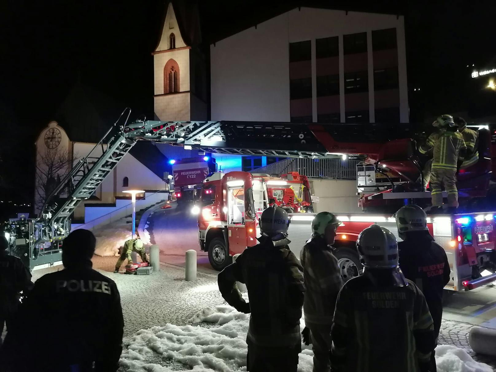 Ein Taxi-Gast (20) flüchte nach einem Streit um die Fahrtkosten, stürzte über einen Abhang in den Rettenbach in Sölden. Die Feuerwehr musste ihn retten. (12.03.2024)