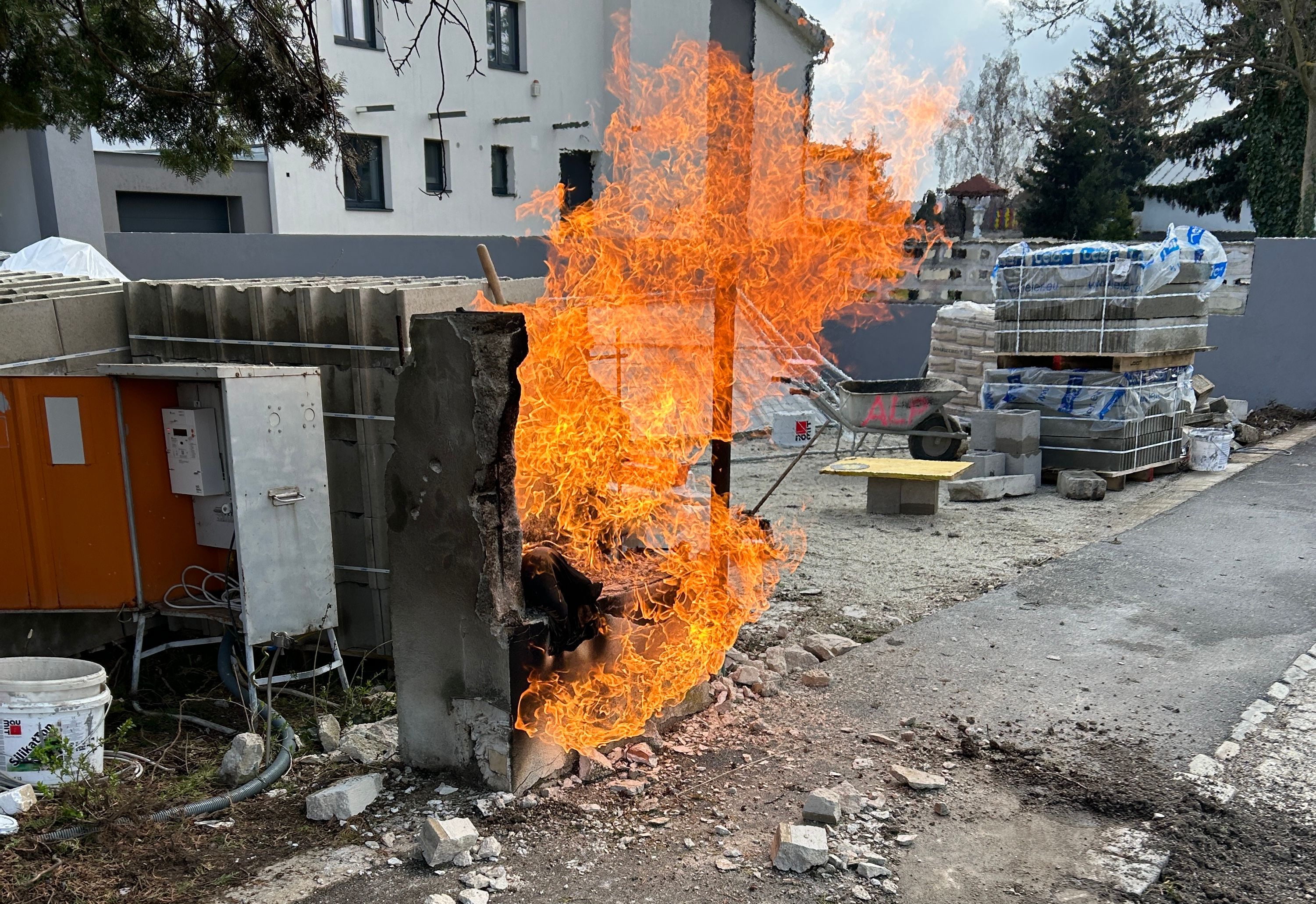 Der Verteiler brannte, steckte auch einen Baum in Brand.