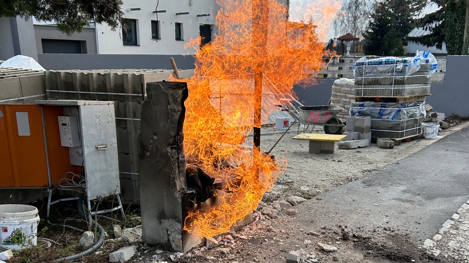 Meterhohe Flammen – Gas-Verteiler brannte lichterloh