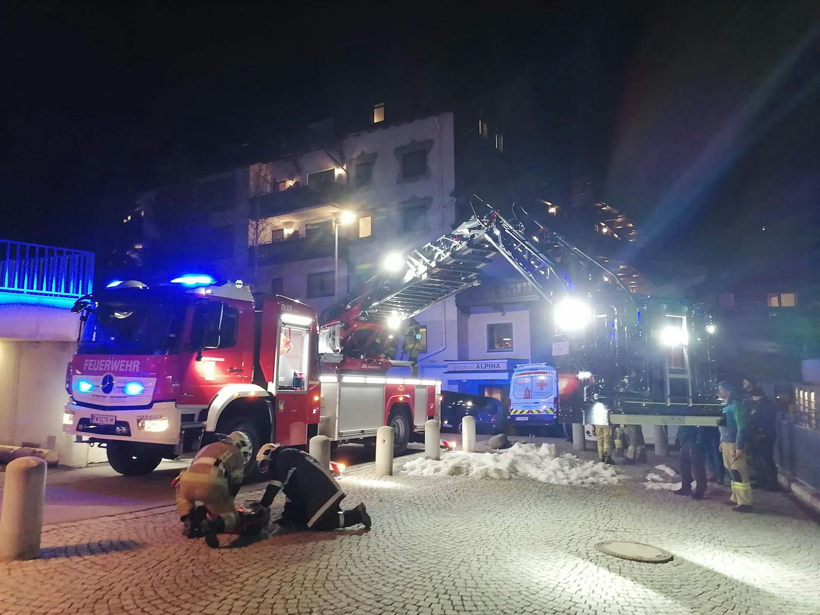 Ein Taxi-Gast (20) flüchte nach einem Streit um die Fahrtkosten, stürzte über einen Abhang in den Rettenbach in Sölden. Die Feuerwehr musste ihn retten. (12.03.2024)