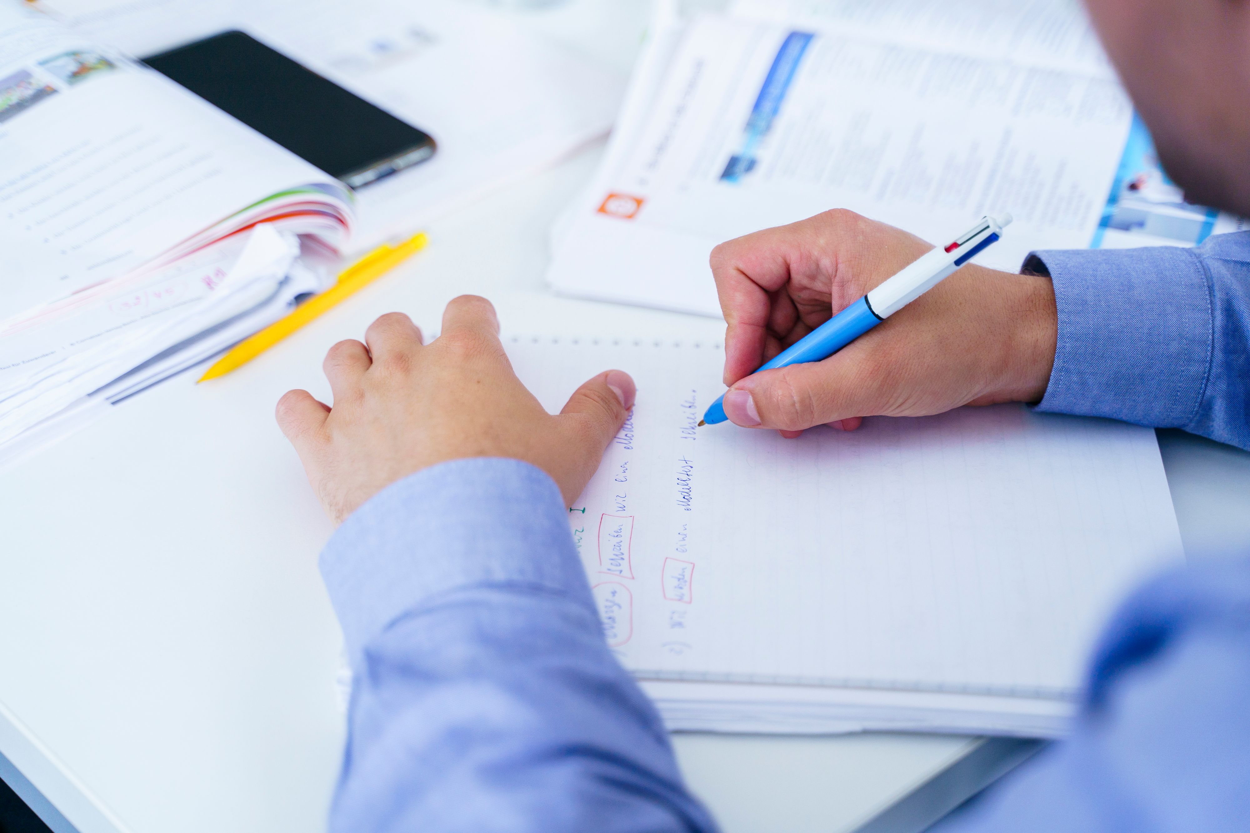 In der Bildungskarenz müssen mindestens 20 Stunden pro Woche für Weiterbildung verwendet werden.  Den größten Teil darf man auch daheim machen.