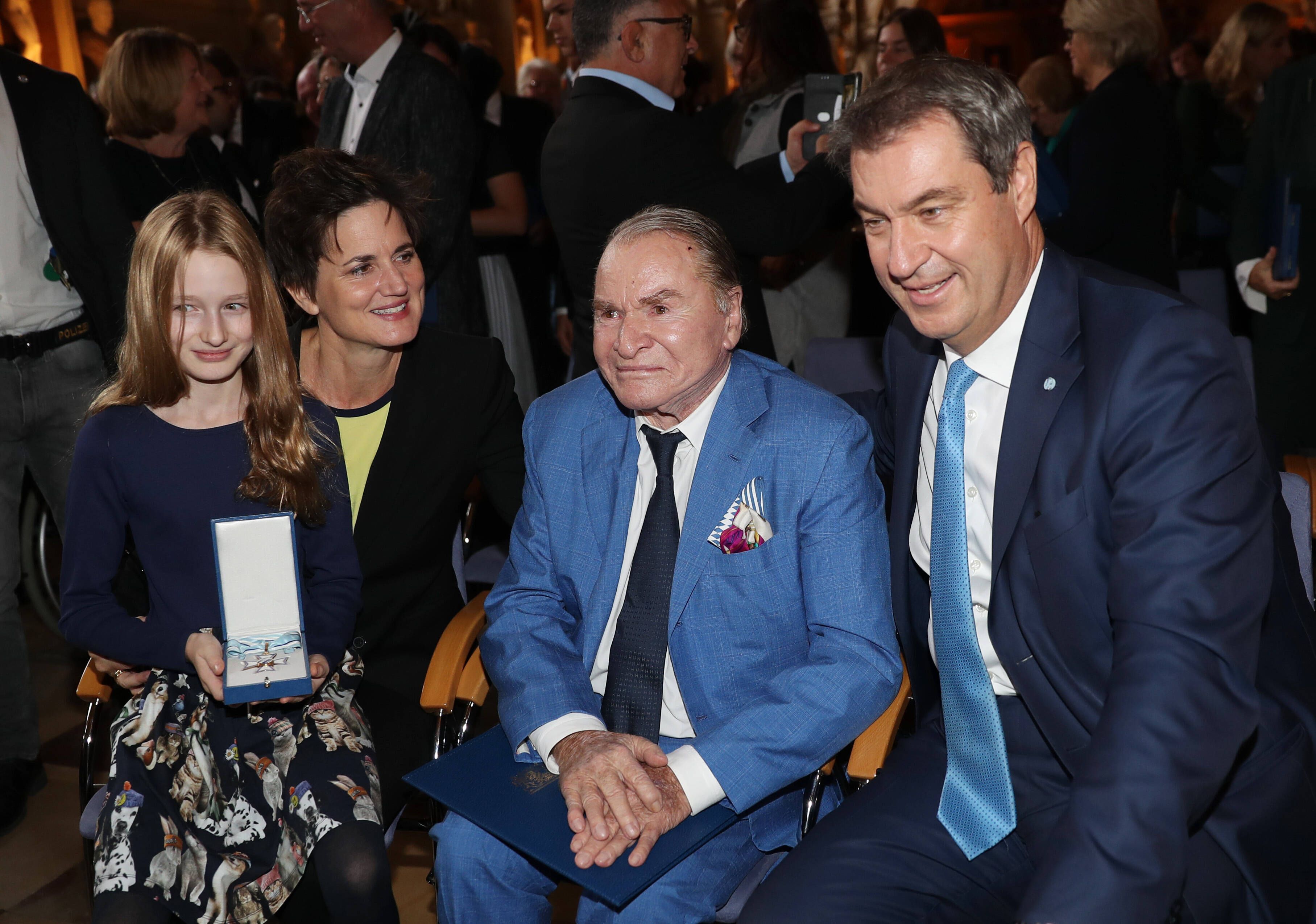 Fritz Wepper mit seinen Liebsten: Ehefrau Susanne Kellermann und Tochter Filippa bei der Verleihung des Bayrischen Verdienstorden an ihn.