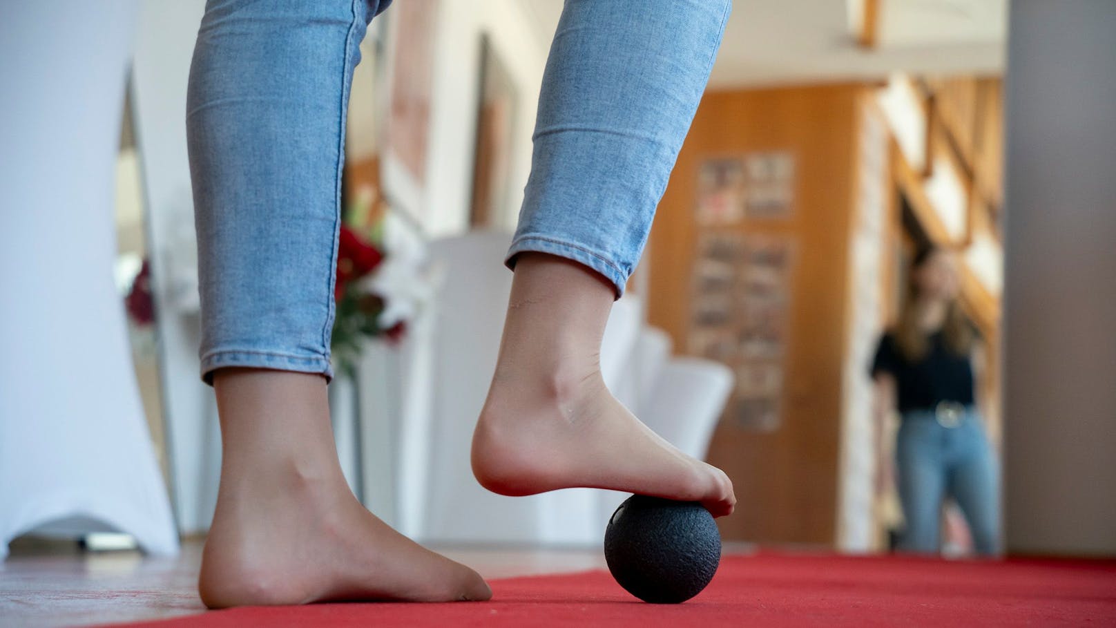 "Es ist ein bisschen wie Sport", erklärt die Trainerin. Vor dem High Heels tragen gehören auch kleine Aufwärmübungen für Füße und Gelenke dazu.