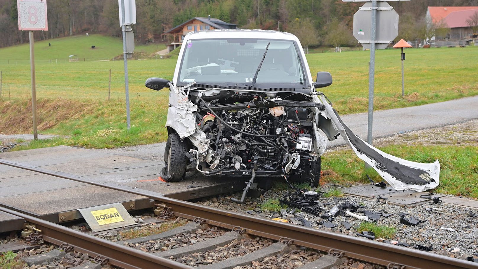 Ein Lenker fuhr mit einem Firmenbus über einen Bahnübergang und dürfte einen herannahenden Zug übersehen haben.