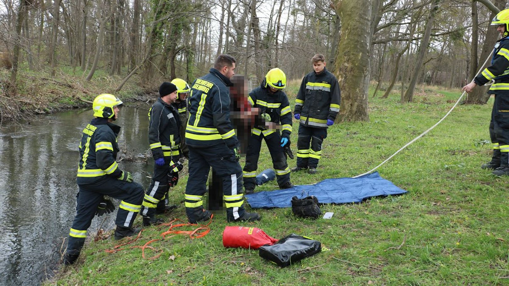 Hund zog Frau in Bach – Feuerwehr im Einsatz