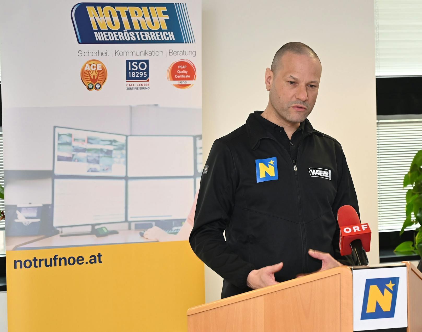 Notruf NÖ-Geschäftsführer Christian Fohringer präsentierten das "Emergency Eye".