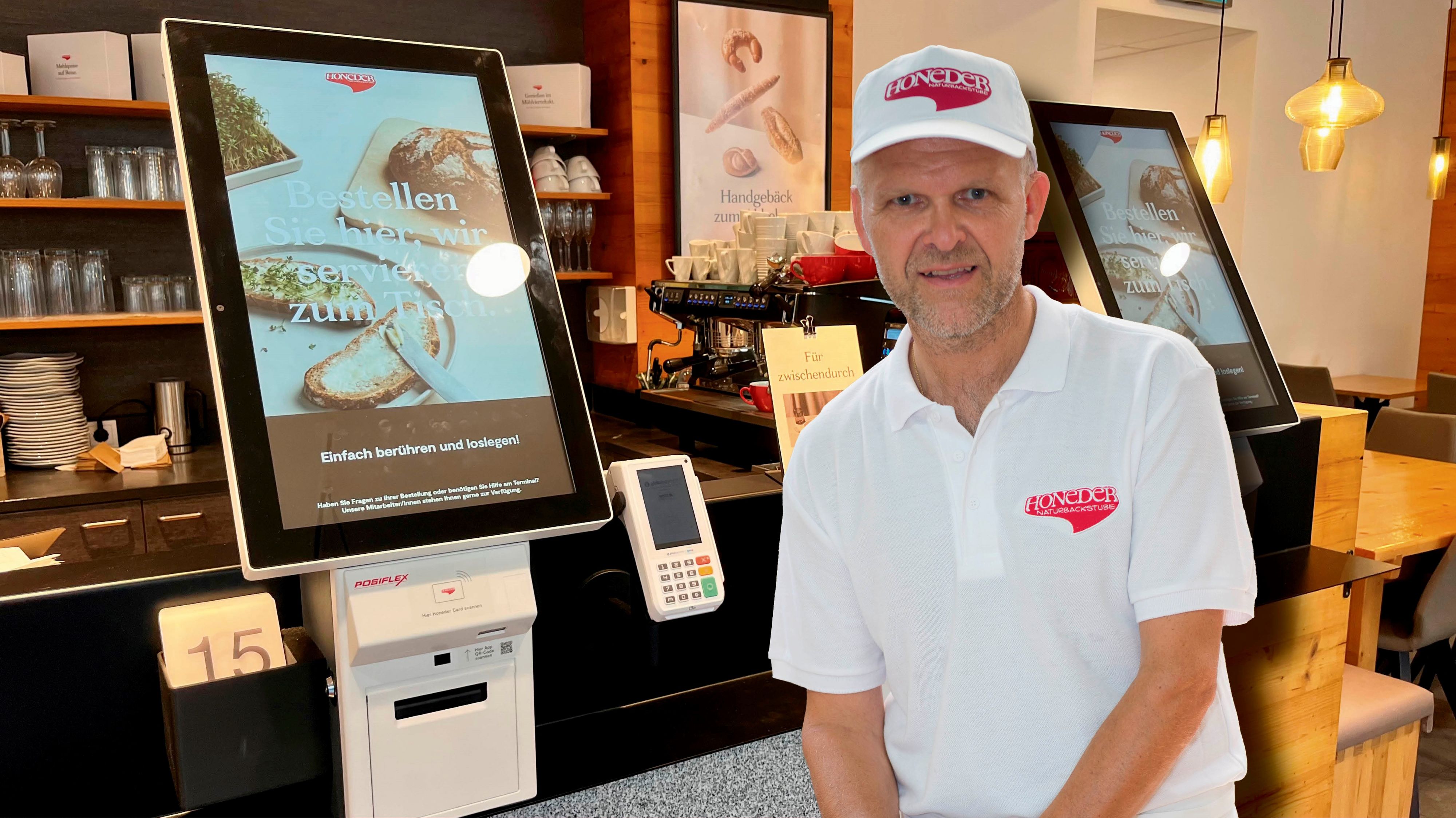 Bäcker Reinhard Honeder fehlt Personal, jetzt hat er in zwei Filialen Terminals installiert. (Montage)