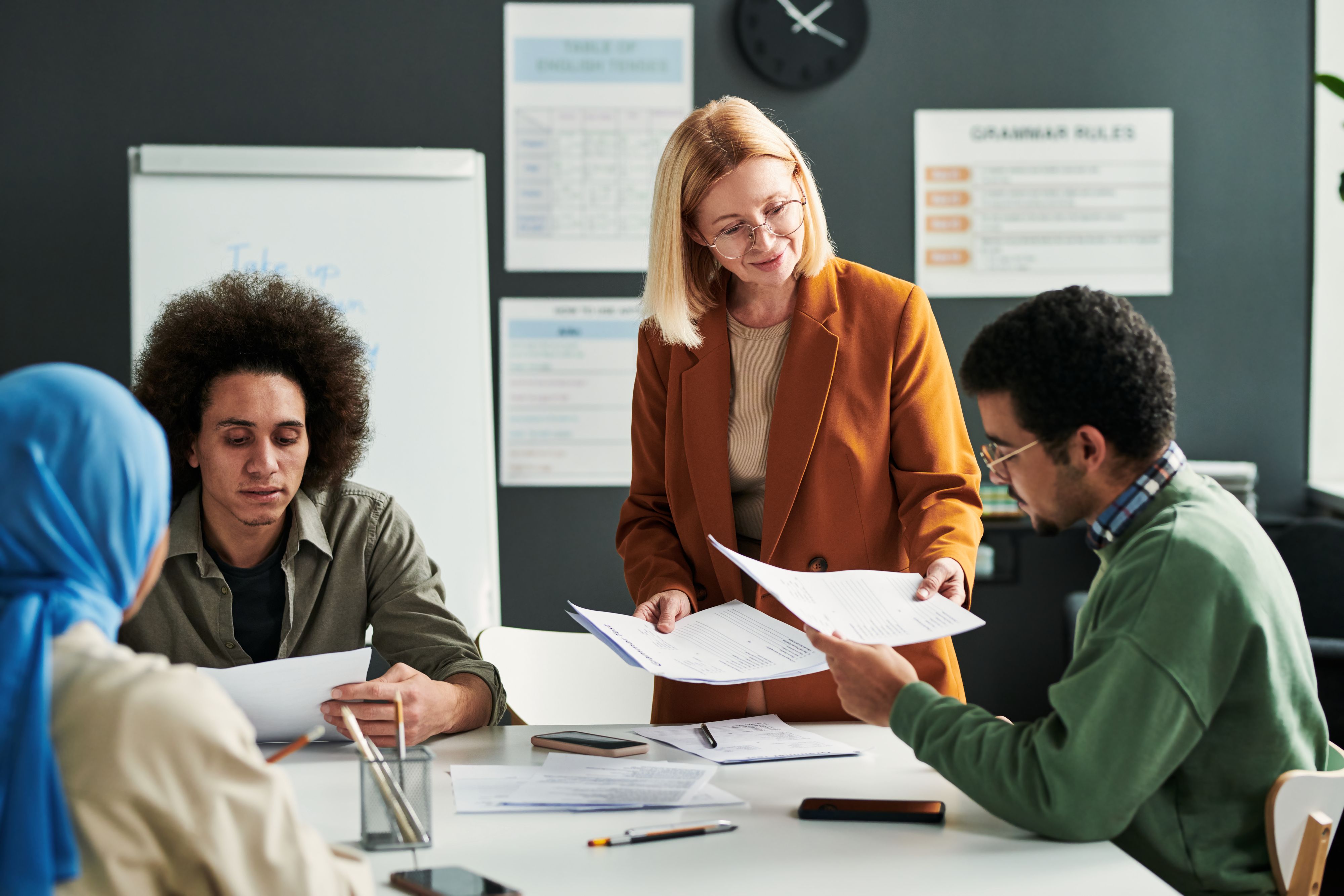 Die Jugendcolleges beinhalten Alphabetisierung, Deutschkurse, Bewerbungstraining, Finanzberatung und Wertekurse.