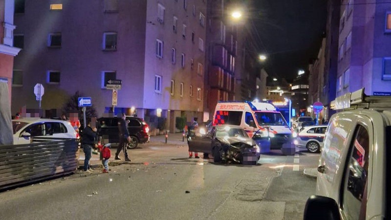 In der Davidgasse Ecke Senefeldergasse krachten nämlich am Donnerstag gegen 20.10 Uhr zwei Fahrzeuge zusammen.