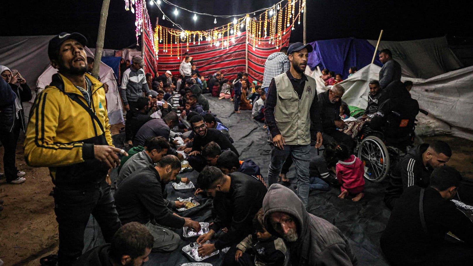 Ramadan im Flüchtlingscamp: Palästinenser beim gemeinsamen Abendmahl Iftar am 11. März 2024 in Rafah.