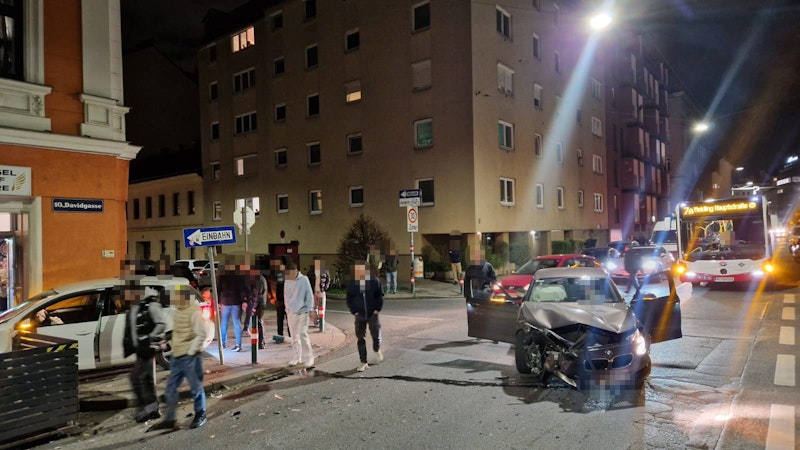 In Wien-Favoriten kam es aus bisher ungeklärter Ursache zu einem Zusammenstoß zweier Fahrzeuge.