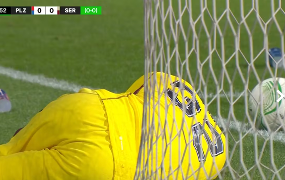 Servette-Goalie Jeremy Frick wird von einem Becher getroffen und bleibt liegen.