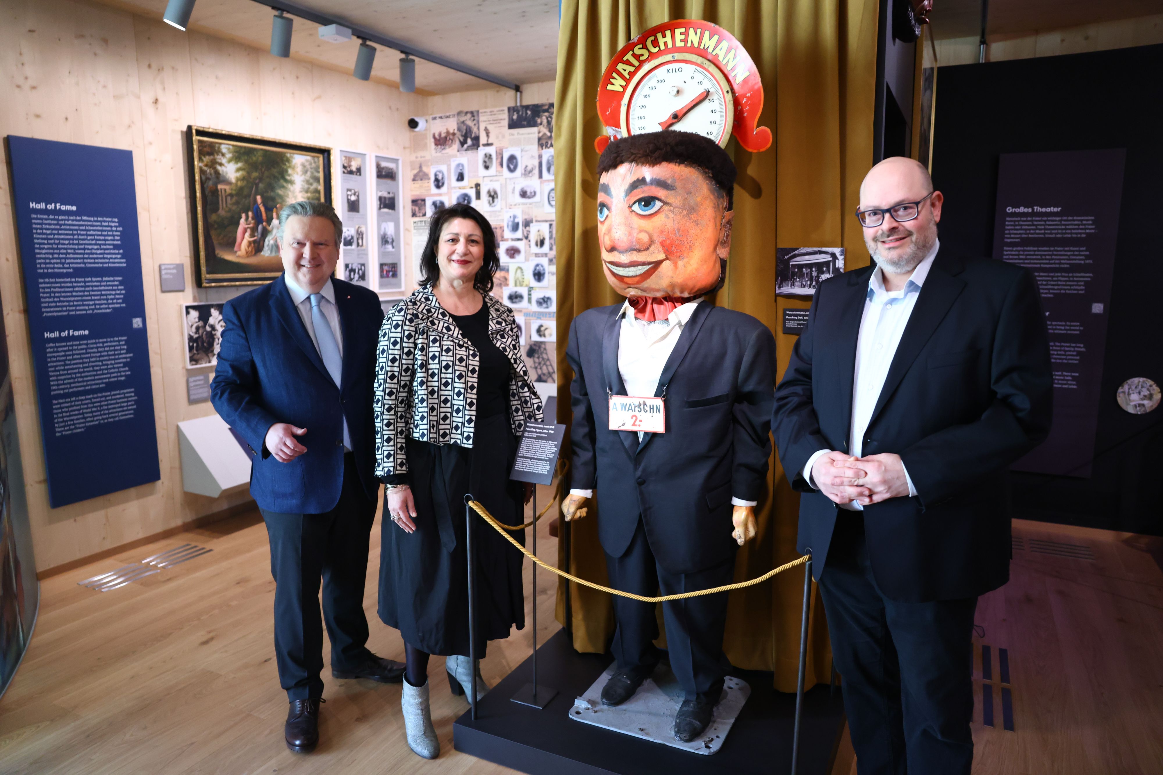 Bürgermeister Michael Ludwig, Kulturstadträtin Veronica Kaup-Hasler (beide SPÖ) und Museumsdirektor Matti Bunzl (v.l.) bei der Eröffnung des Wiener Pratermuseums.