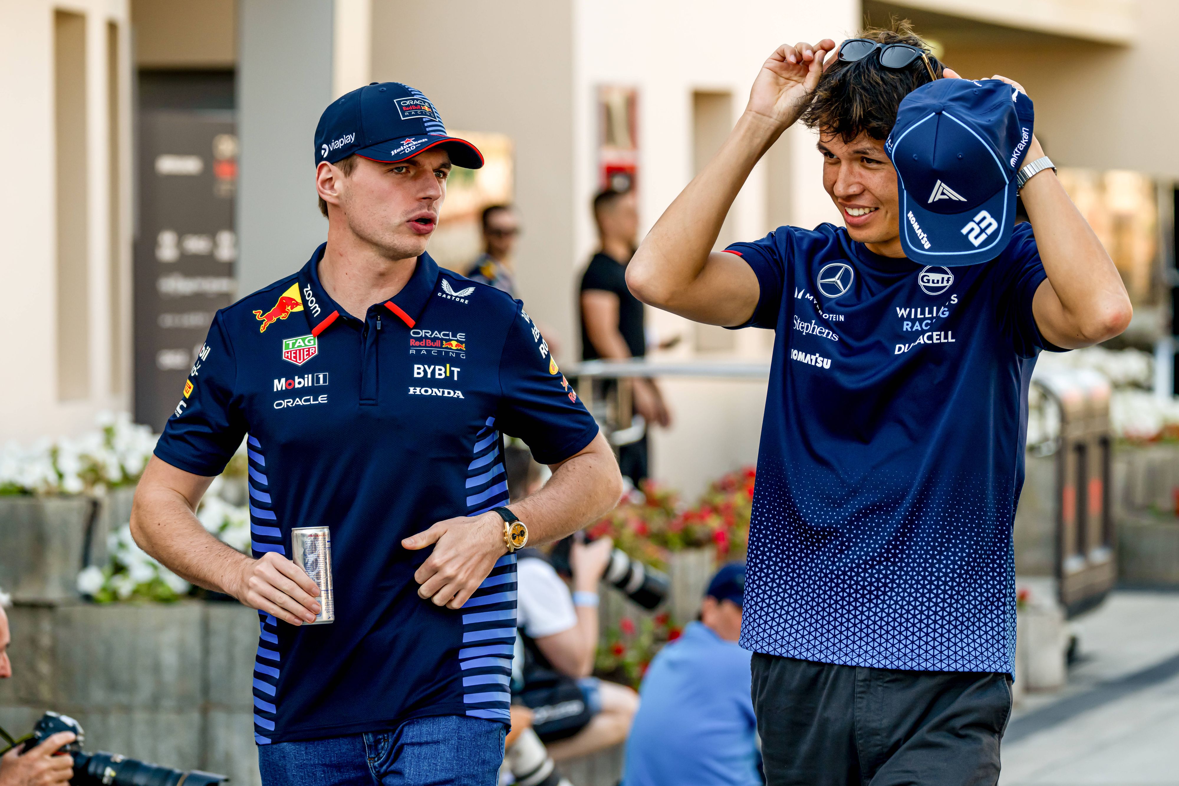 Alexander Albon verteidigt Dreifach-Weltmeister Max Verstappen. 