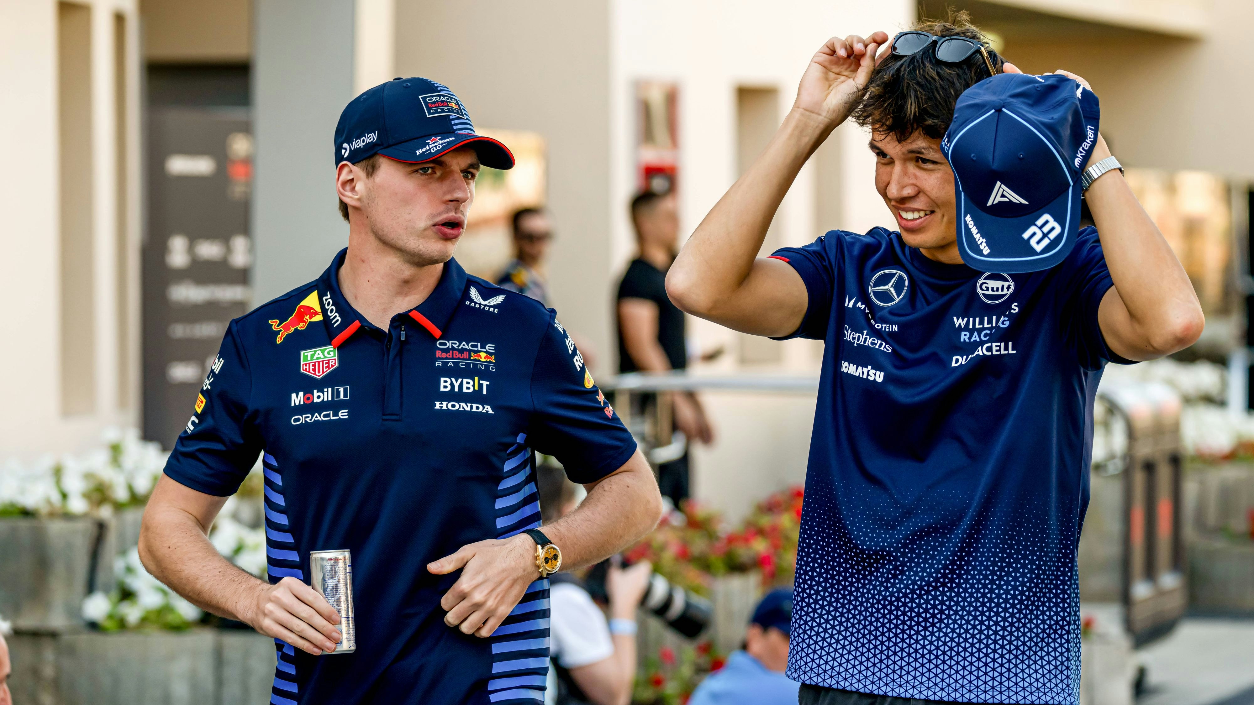 Alexander Albon verteidigt Dreifach-Weltmeister Max Verstappen. 