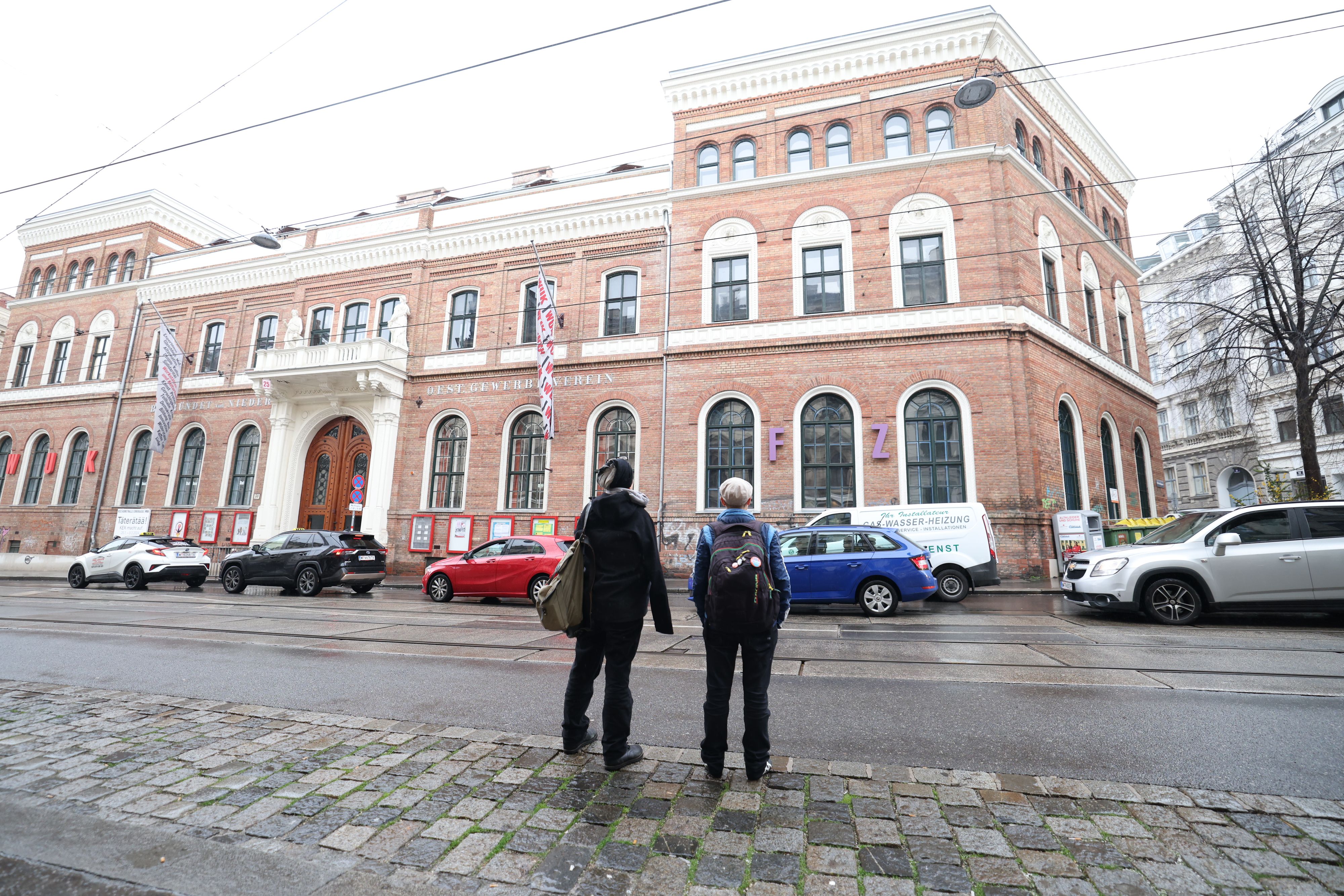 Anna S., Claudia B. (v.l.) und alle anderen vom Frauenlesbenzentrum (FZ) dürfen seit einem Jahr nicht mehr ihre Räumlichkeiten (r.) im WUK betreten.