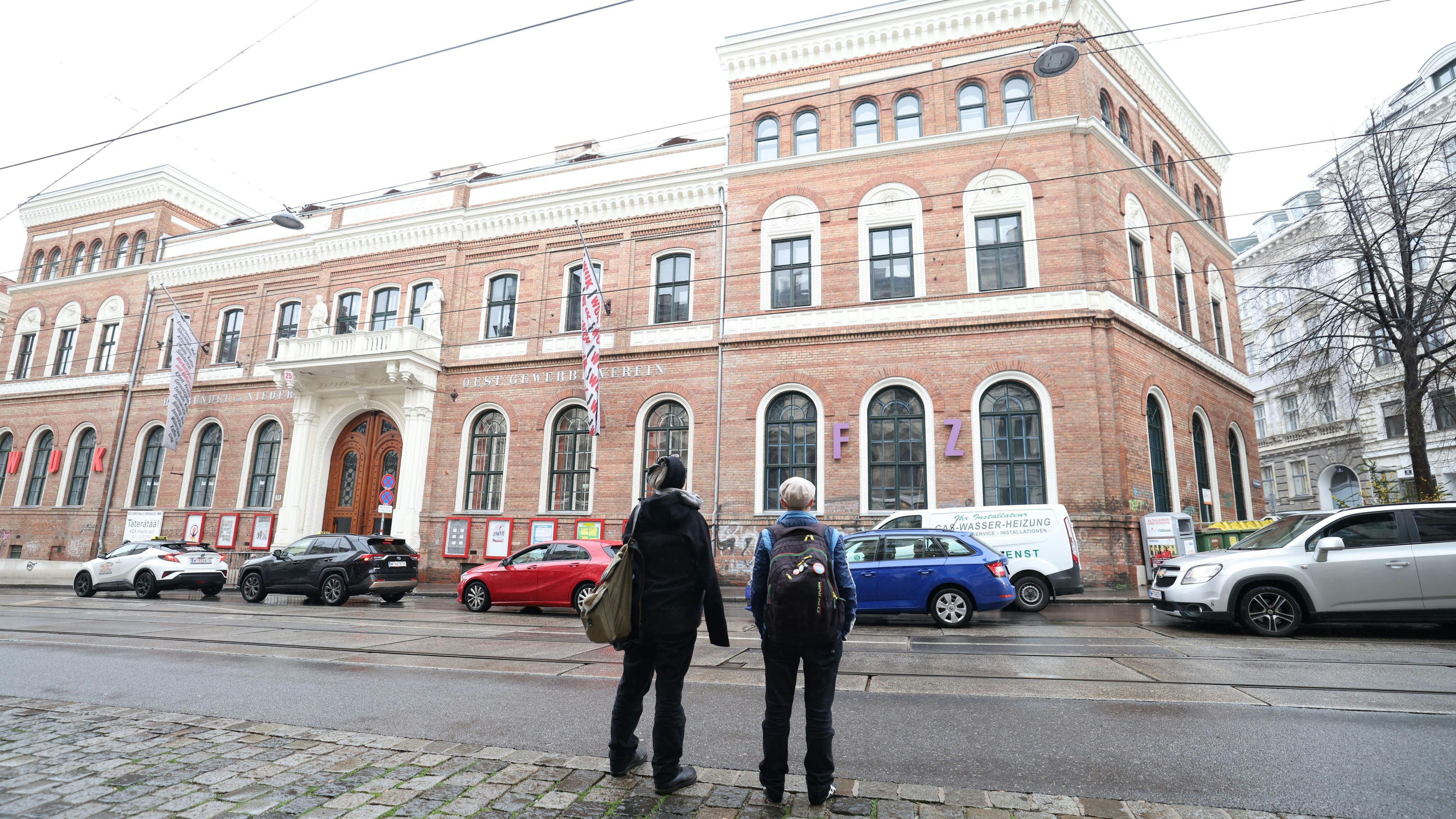 Anna S., Claudia B. (v.l.) und alle anderen Mitglieder des Frauenlesbenzentrums (FZ) dürfen seit einem Jahr nicht mehr ihre Räumlichkeiten im WUK betreten.