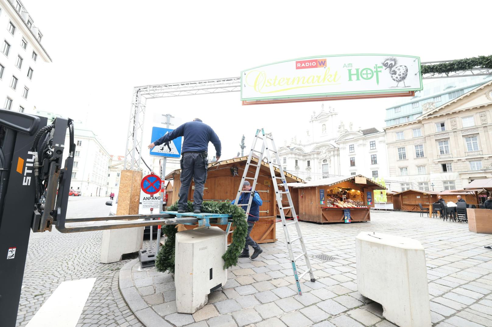 Am Hof wird bereits fleißig am Aufbau des Ostermarktes gearbeitet.