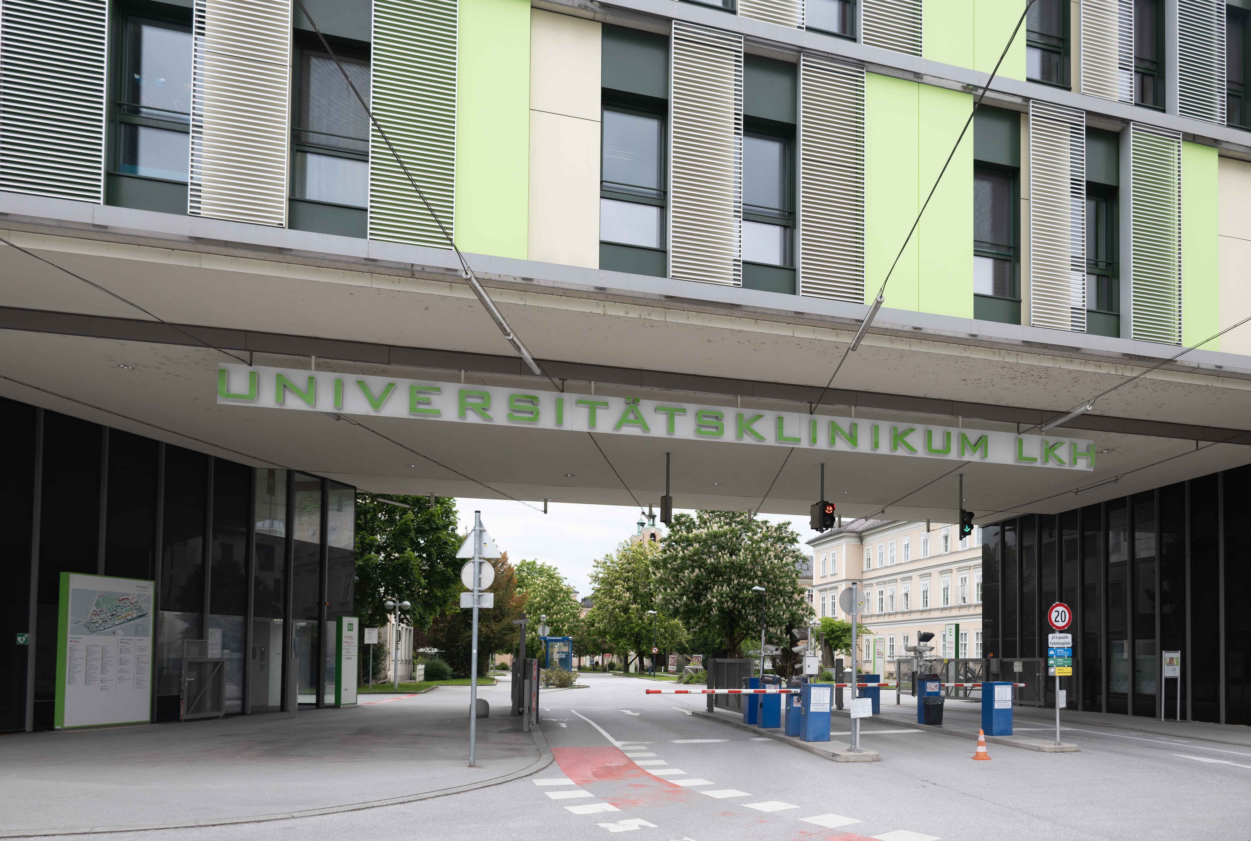 Ein Mann attackierte in Salzburg Krankenhauspersonal mit Faustschlägen. 