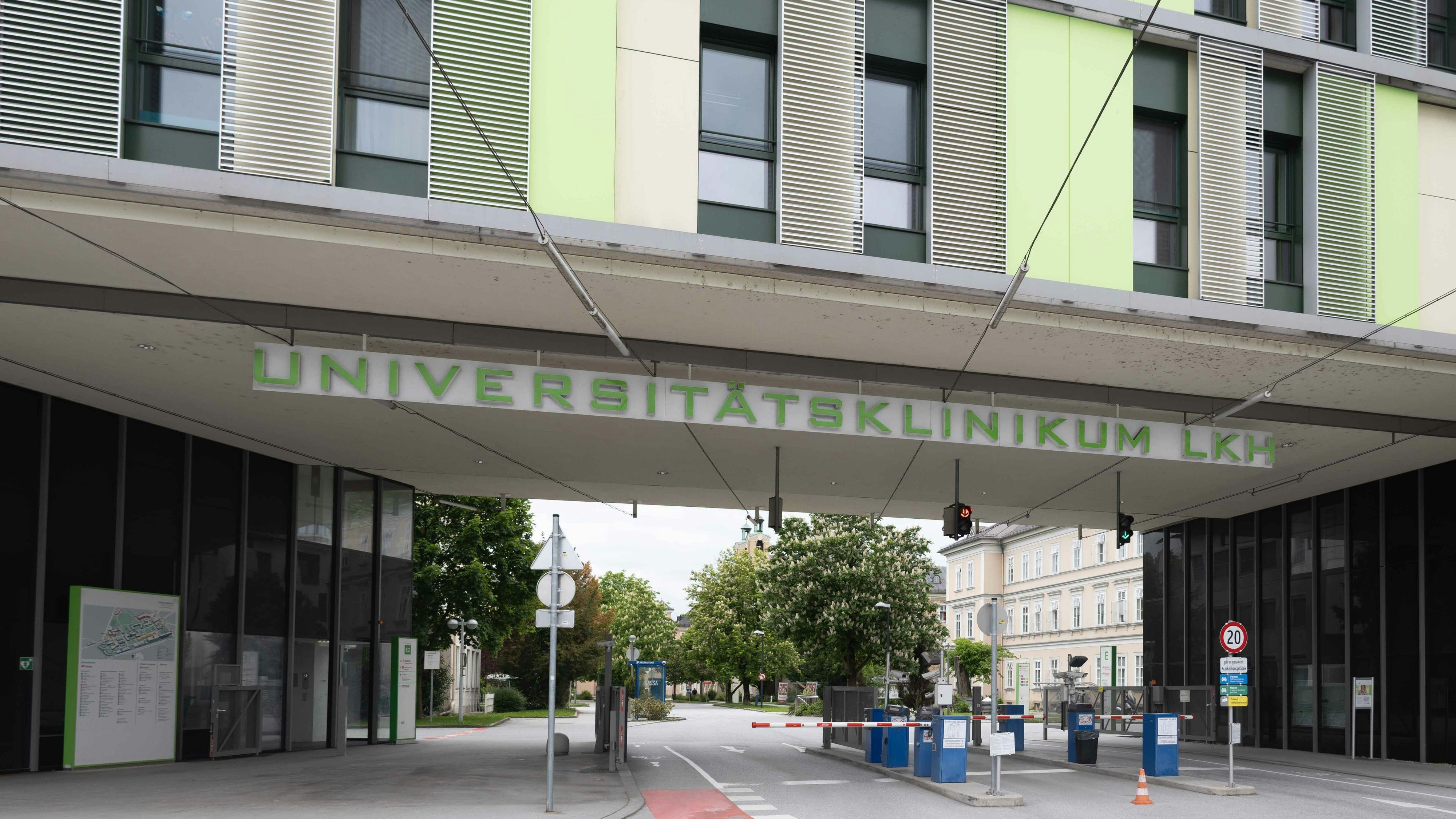 Ein Mann attackierte in Salzburg Krankenhauspersonal mit Faustschlägen. 