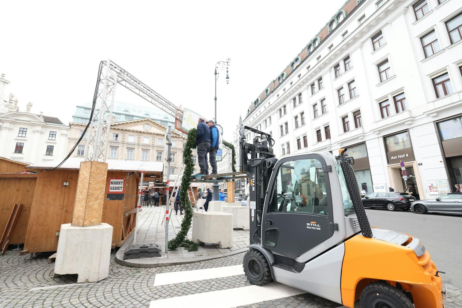 Am Hof wird bereits fleißig am Aufbau des Ostermarktes gearbeitet.