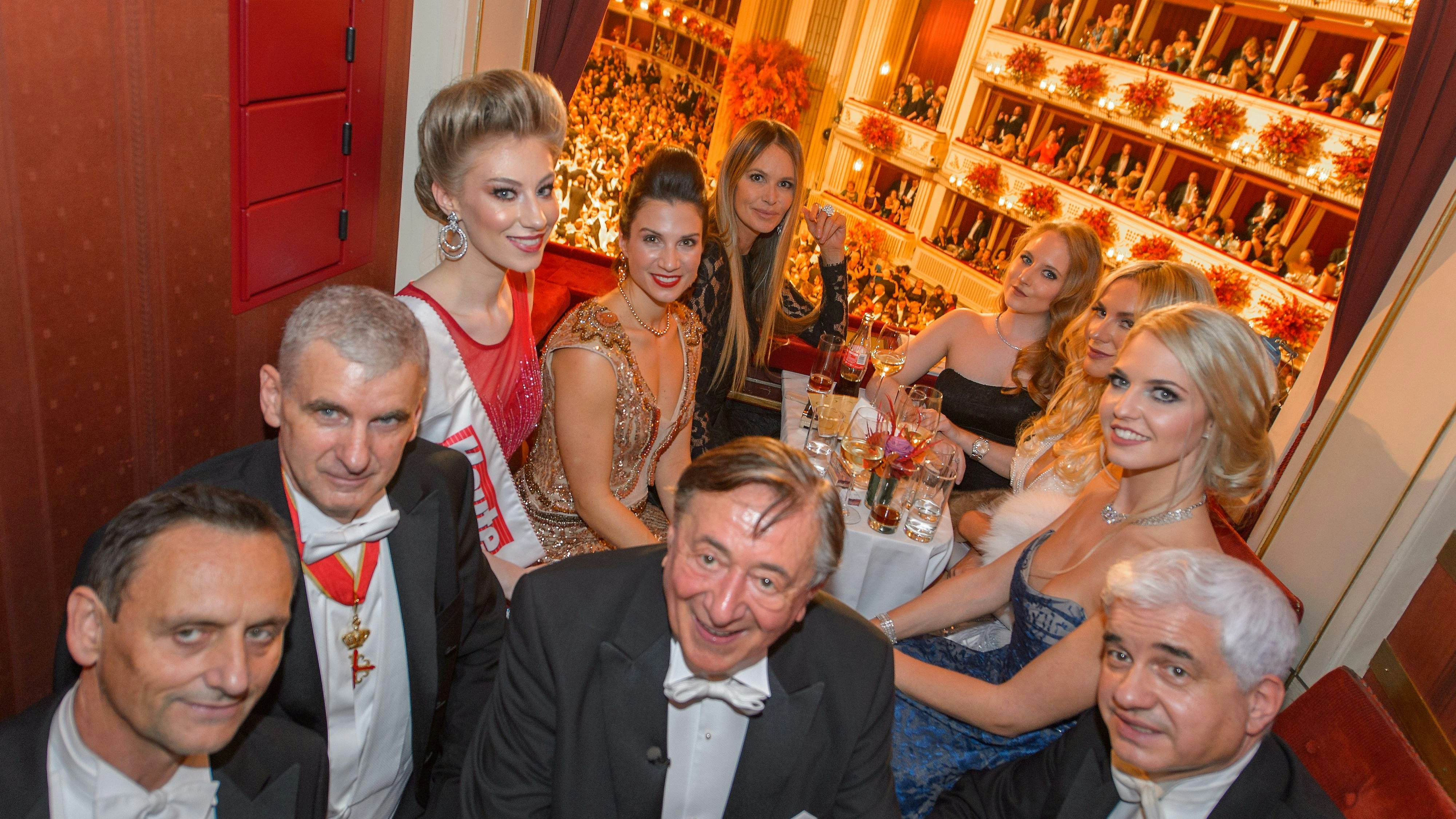 Angelika Doss mit Elle Macpherson und Mörtel in dessen Opernball-Loge