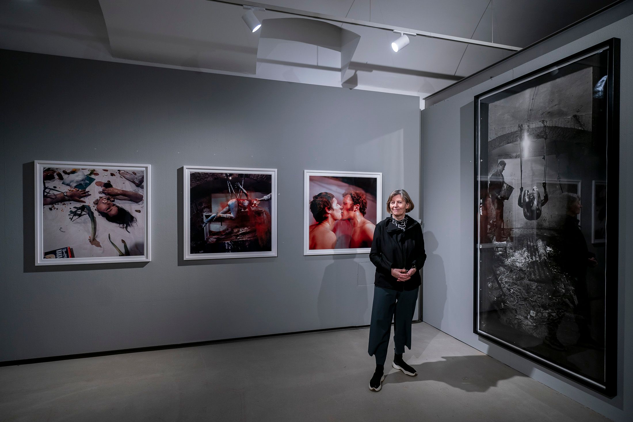 Chefkuratorin des Aktionismusmuseums Eva Badura-Triska vor Werken von Otto Muehl.&nbsp;