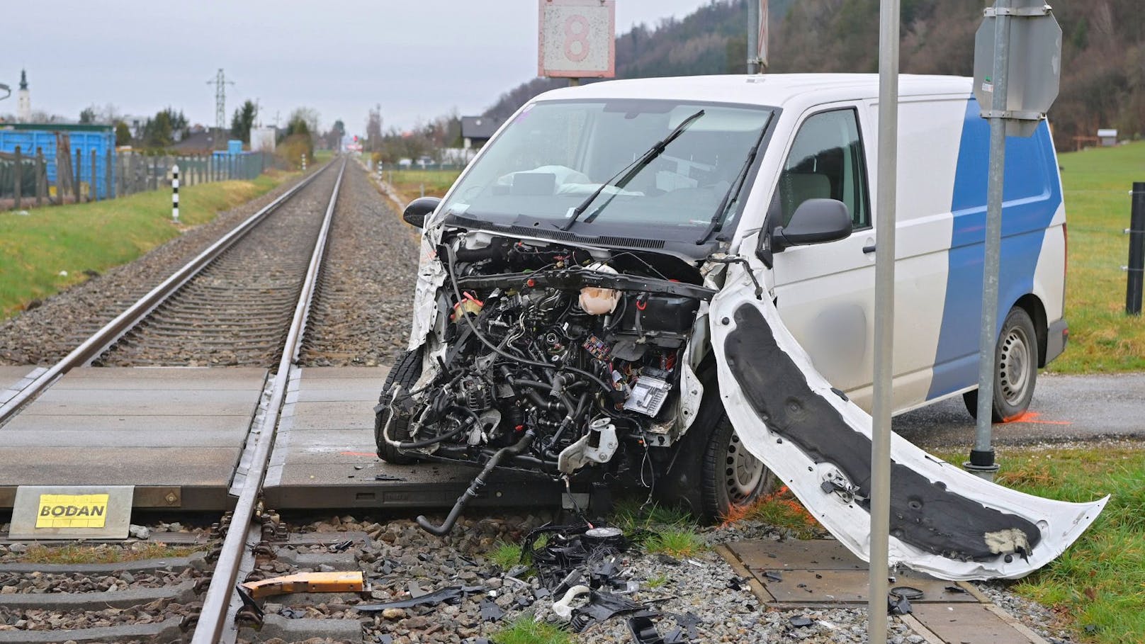 Der Fahrer hatte offenbar großes Glück: Wie "Heute" erfahren hat, wurde er nach ersten Informationen nur leicht an der Hand verletzt.