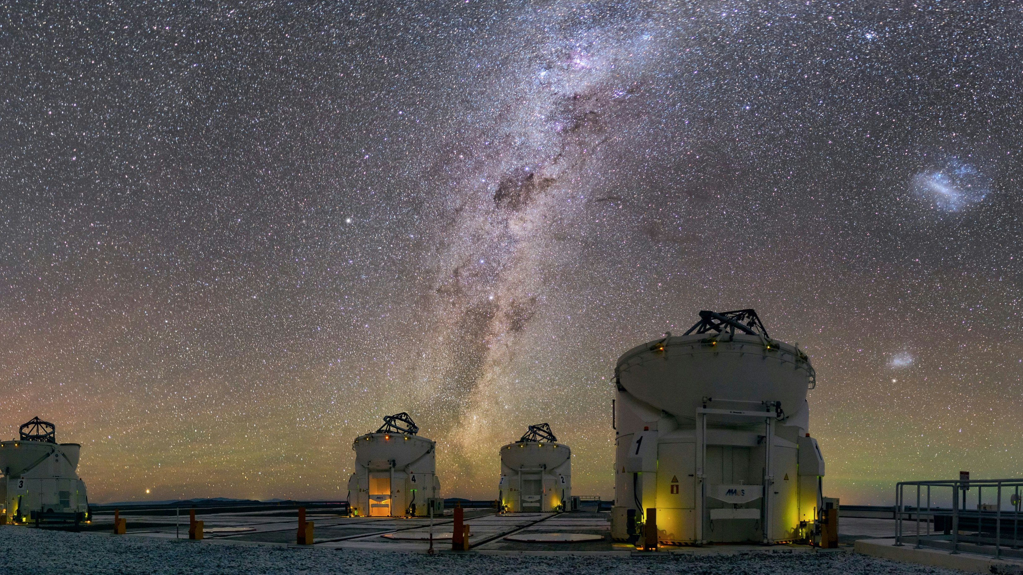 Blick in die Tiefe des Universums: die Milchstraße über der Europäischen Südsternwarte in Chile