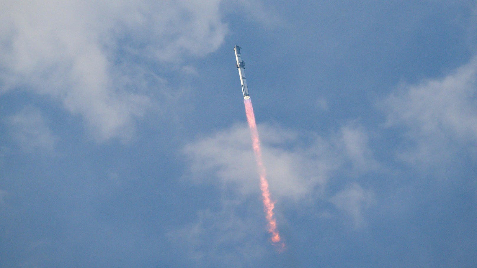 Beim dritten Anlauf hat es am Donnerstag endlich geklappt: "<a data-li-document-ref="120005252" href="https://www.heute.at/s/starship-von-spacex-raketenstufen-explodieren-120005252">Starship</a>", die mit 120 Metern größte und leistungsstärkste Rakete der Raumfahrtgeschichte, ist nach zwei gescheiterten Anläufen zu einem dritten Testflug aufgebrochen.